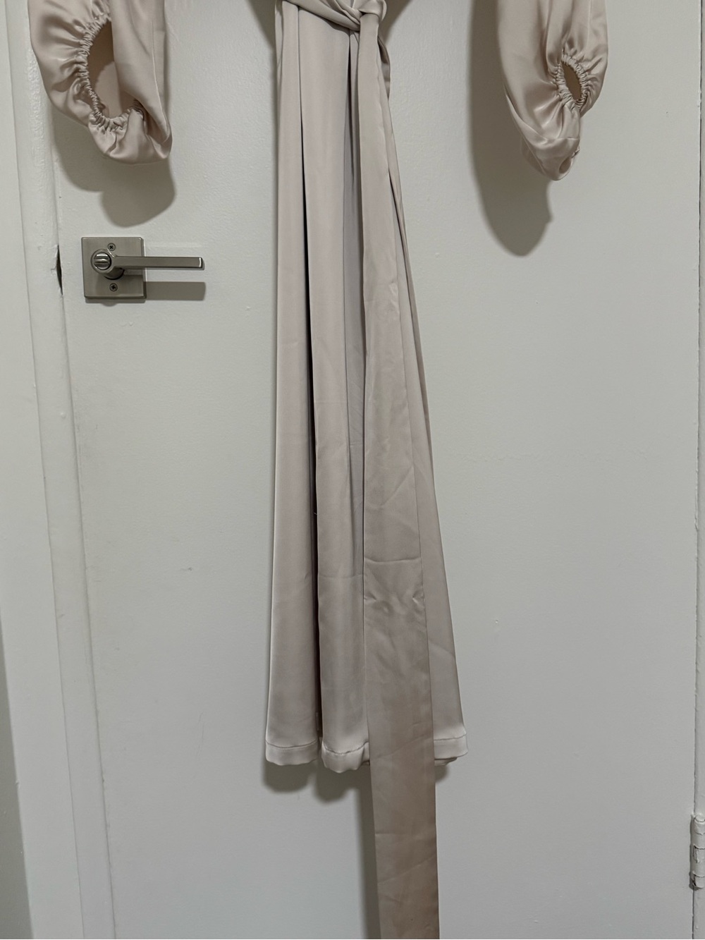 H&M Silky satin midi/maxi cream dress with balloon sleeves and waist tie - Picture 6 of 11